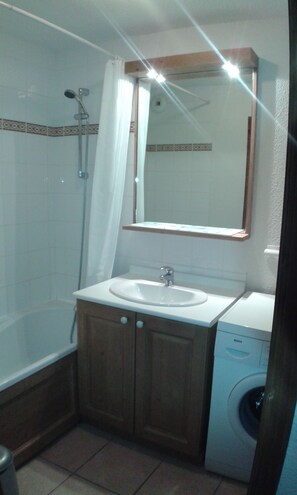 Bañera con ducha, secador de pelo, toallas, jabón