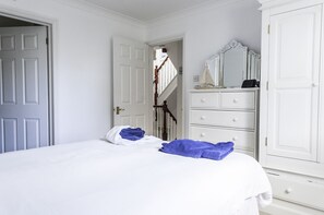 5 bedrooms, iron/ironing board, free WiFi, bed sheets