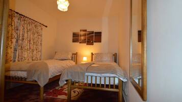 4 bedrooms, iron/ironing board, free WiFi, bed sheets