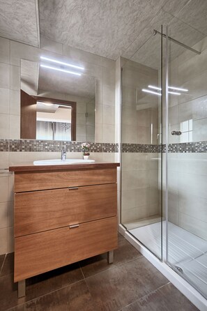 Regadera, bidet, toallas, jabón 