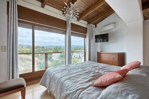 4 slaapkamers, een strijkplank/strijkijzer, reisbedje, gratis wifi