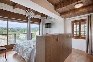 4 habitaciones, tabla de planchar con plancha y cuna de viaje