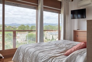 4 bedrooms, iron/ironing board, travel cot, free WiFi