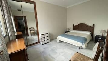 3 bedrooms, desk, iron/ironing board, travel crib