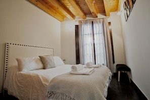 2 bedrooms, in-room safe, desk, iron/ironing board