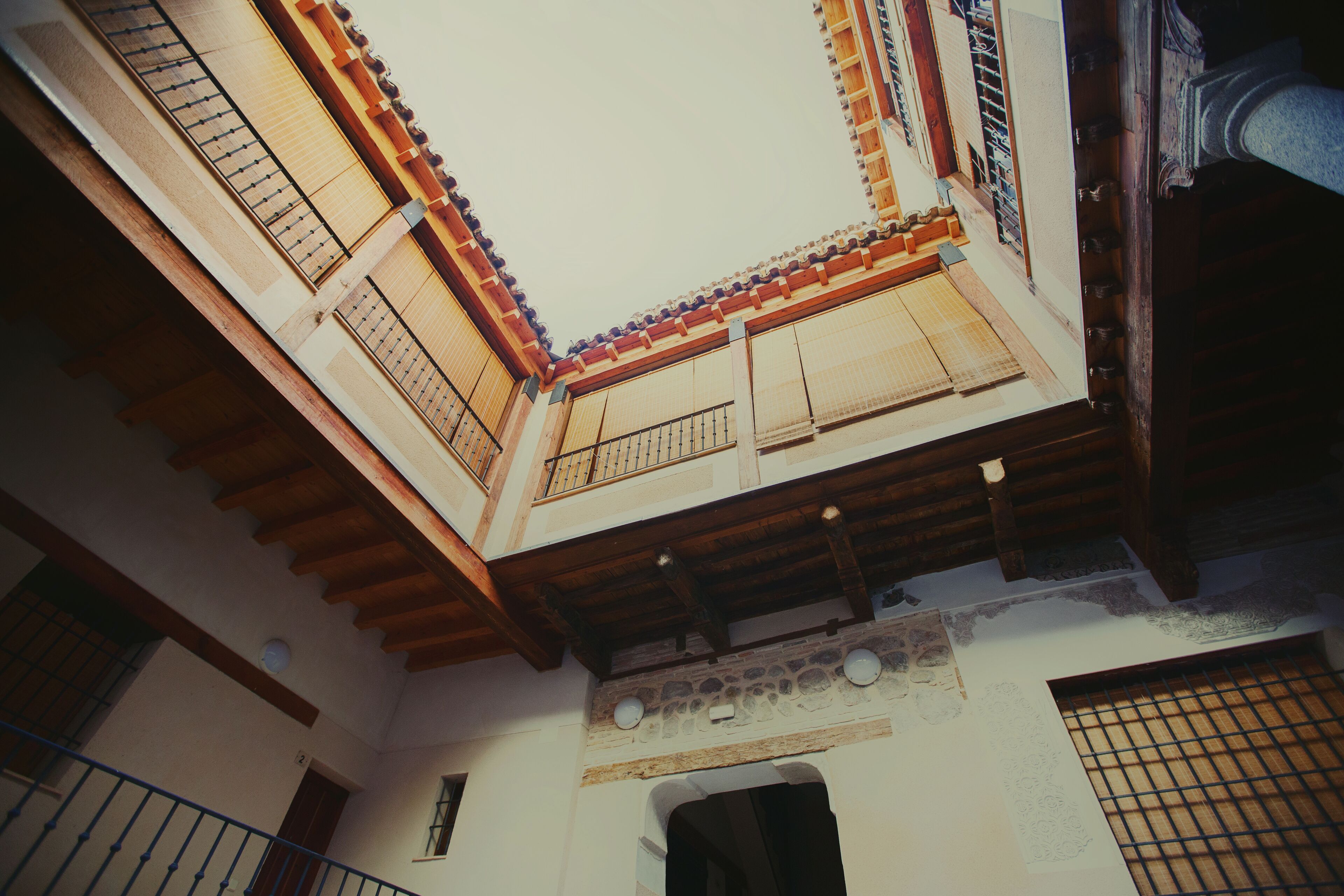 Un edificio tradicional con vigas de madera, tejados de tejas y balcones con barandillas.