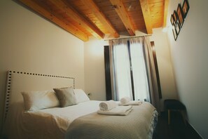 2 Schlafzimmer, Zimmersafe, Schreibtisch, Bügeleisen/Bügelbrett