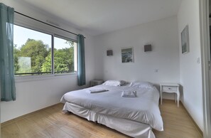 4 bedrooms, iron/ironing board, free WiFi, bed sheets
