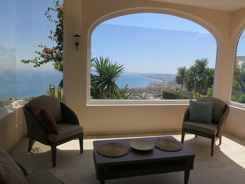 4 makuuhuoneen huvila Benalmadena Pueblossa upeat panoraamanäkymät uima-altaalla