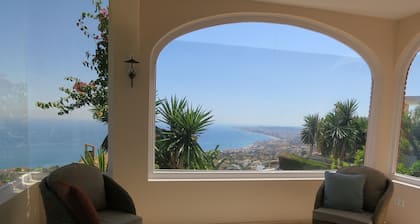 4 makuuhuoneen huvila Benalmadena Pueblossa upeat panoraamanäkymät uima-altaalla