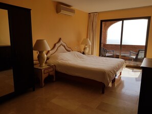 4 makuuhuonetta, silitysrauta/-lauta, ilmainen Wi-Fi, vuodevaatteet