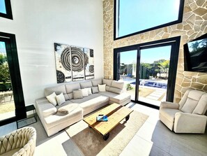 TV, books - Beachfront design villa in Bauhaus style, pool, highspeed internet, air conditioning / heating (Cala Murada)