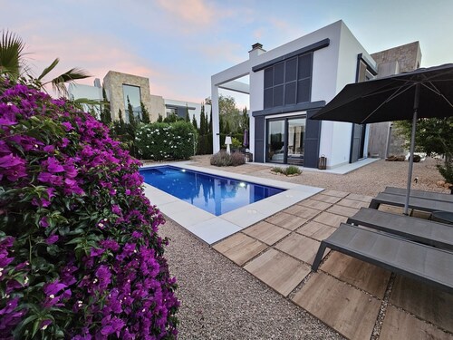 Beachfront design villa in Bauhaus style, pool, highspeed internet, air conditioning / heating