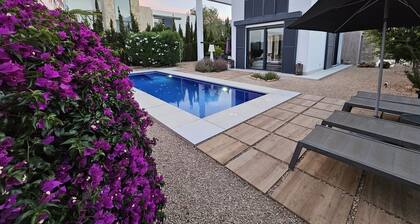 Beachfront design villa in Bauhaus style, pool, highspeed internet, air conditioning / heating