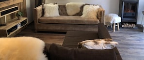 Smart TV, chimenea, videojuegos y reproductor de DVD