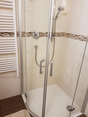 تجهيزات دش، مجففات شعر، مناشف، صابون