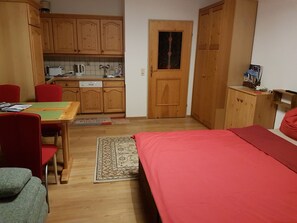 Iron/ironing board, WiFi, bed sheets