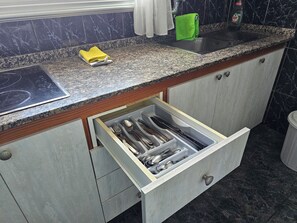 Frigorífico, microondas, placa de cocina y cafetera o tetera