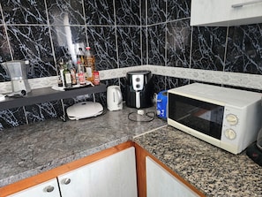 Frigorífic, microones, placa de cuina i cafetera i tetera