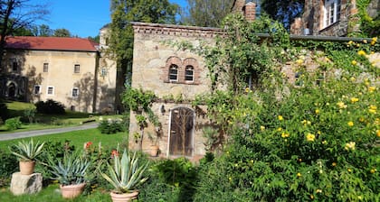 Gutshof am Wasserschloss Döbschütz, gelegen zwischen Görlitz und Bautzen