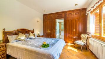 4 slaapkamers, een strijkplank/strijkijzer, gratis wifi, beddengoed