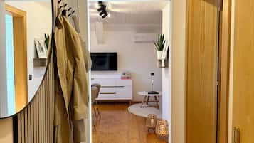 Ein modernes Interieur mit Holzboden, einer Spiegelwand und einer Decke mit Einbaustrahlern.