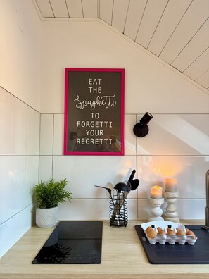 Réfrigérateur, micro-ondes, plaque de cuisson, lave-vaisselle