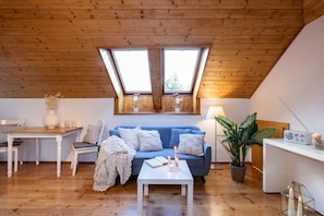 Una Smart TV, un futbolín, una mesa de tenis de mesa