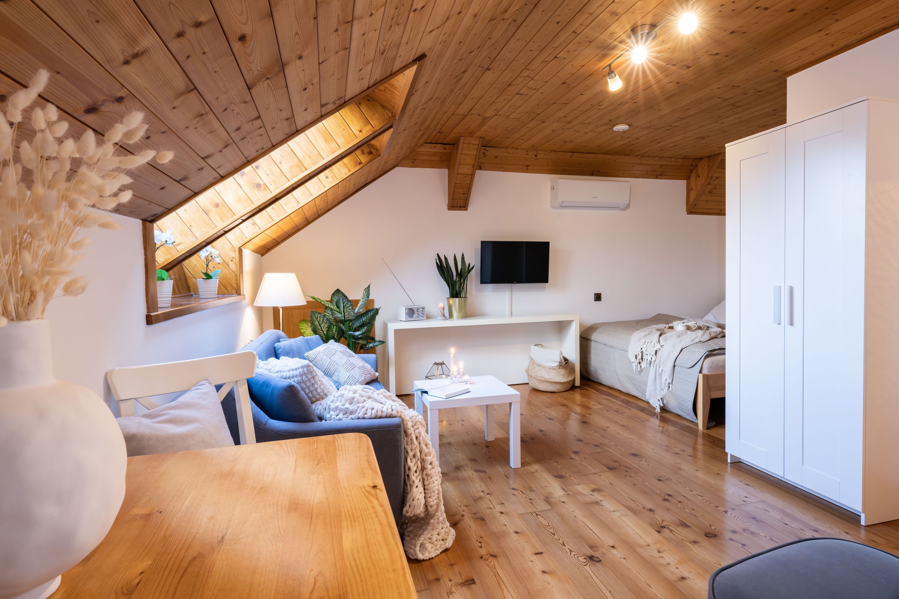 1 dormitorio, caja fuerte, escritorio y tabla de planchar con plancha