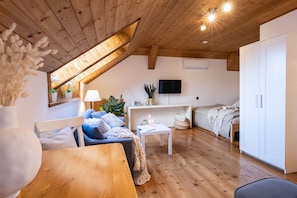 1 dormitorio, caja fuerte, escritorio y tabla de planchar con plancha