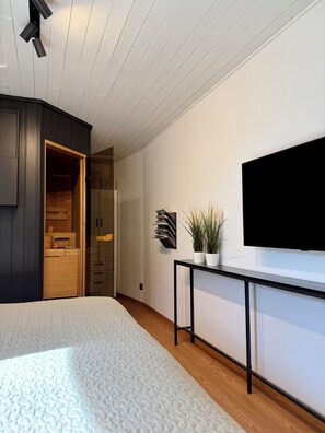 1 bedroom, in-room safe, desk, iron/ironing board