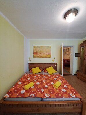 4 bedrooms, bed sheets