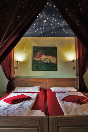 4 bedrooms, bed sheets - The Räuberstube: Individual living in an absolutely secluded location & pure nature (Danneborth)