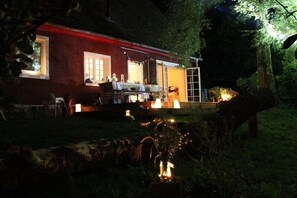 Outdoor dining - The Räuberstube: Individual living in an absolutely secluded location & pure nature (Danneborth)