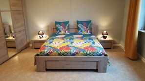 2 bedrooms, desk, iron/ironing board, free WiFi
