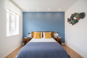 3 habitaciones, tabla de planchar con plancha y cuna de viaje 