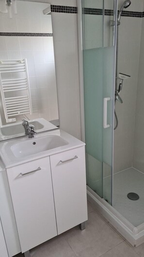 Dusche, Haartrockner, Toilettenpapier