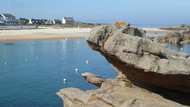 A coastal landscape with large rocks, calm water, and a sandy beach. - Recent south-facing apartment 2 steps from the beach with private parking (Perros-Guirec)