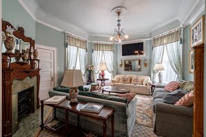 Fernseher, Kamin, Bücher