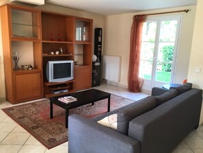 Télévision, livres, espaces bureaux