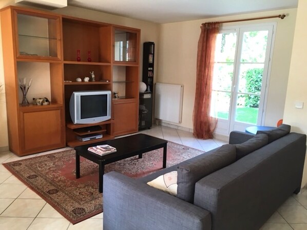 Televisio, kirjoja, työhuone