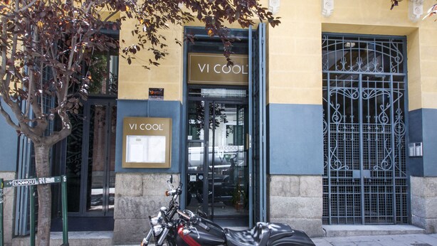 A motorcycle parked in front of a building with a sign that reads "VI COOL". - Luxury Apart. Centro, Barrio Letras, Walk to Museums, Plazas and GranVia.  . (Madrid)