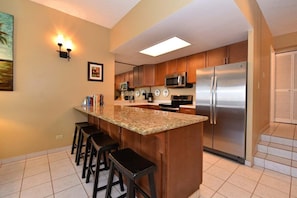 ثلاجة، ميكروويف، موقد طهي مسطح، غسالة أطباق