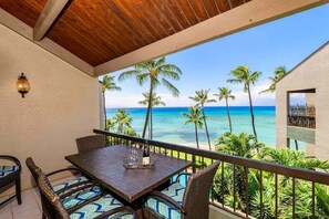 Outdoor dining - Hale Mahina 401 OceanFront 2BD Tropical Getaway (Lahaina)