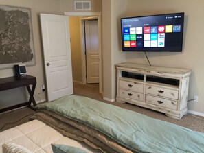 3 makuuhuonetta, silitysrauta/-lauta, ilmainen Wi-Fi, vuodevaatteet