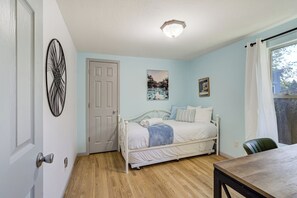 2 habitaciones, escritorio, tabla de planchar con plancha y wifi gratis 