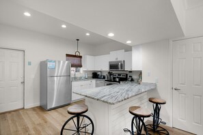 Jääkaappi, mikroaaltouuni, uuni, liesi