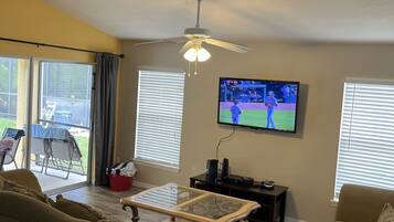 Een televisie, een dvd-speler, tafelvoetbal en een tafeltennistafel