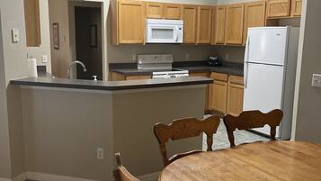 Een koelkast, een magnetron, een oven, een kookplaat