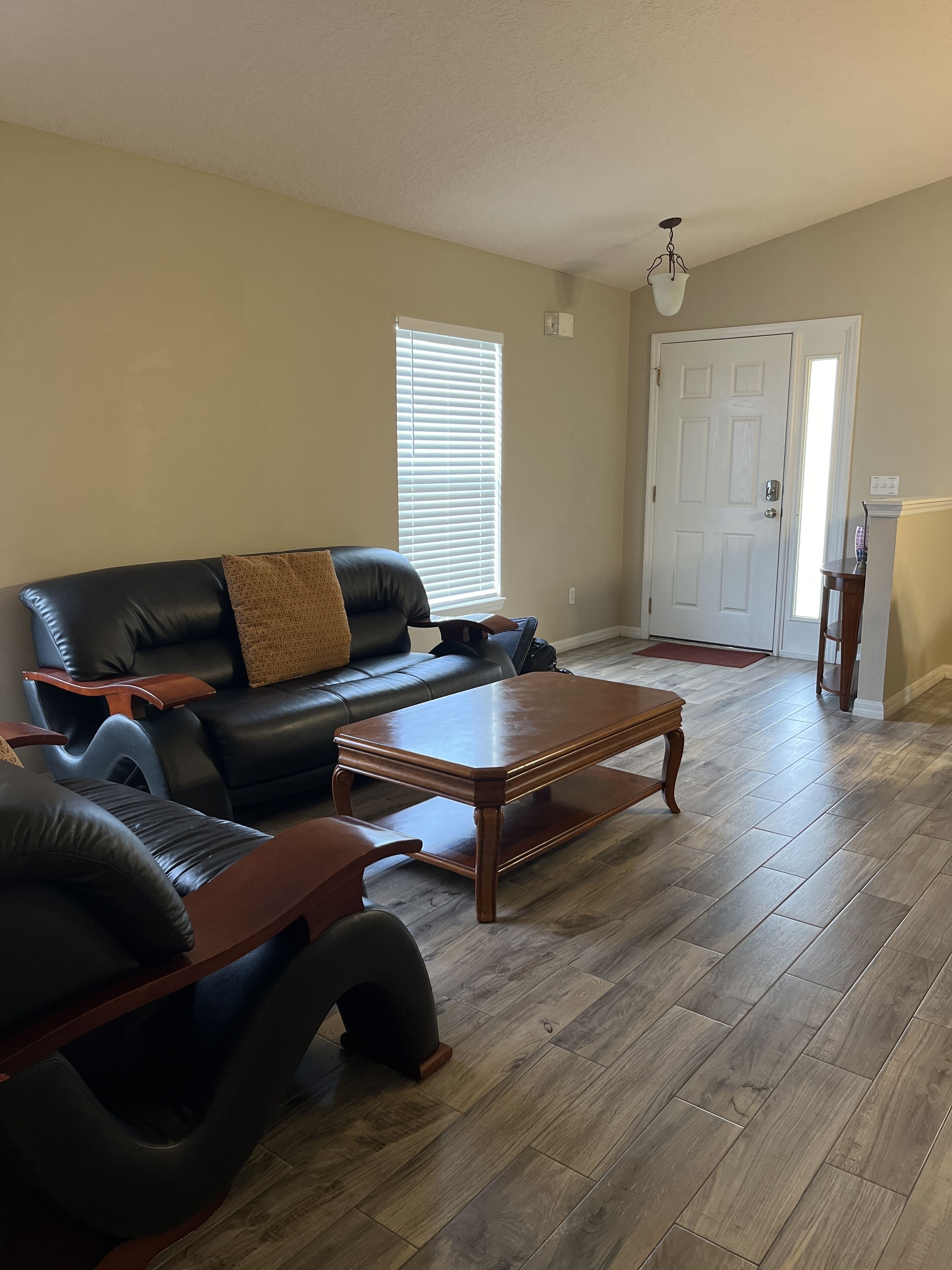 Télévision, lecteur de DVD, baby-foot, table de tennis de table